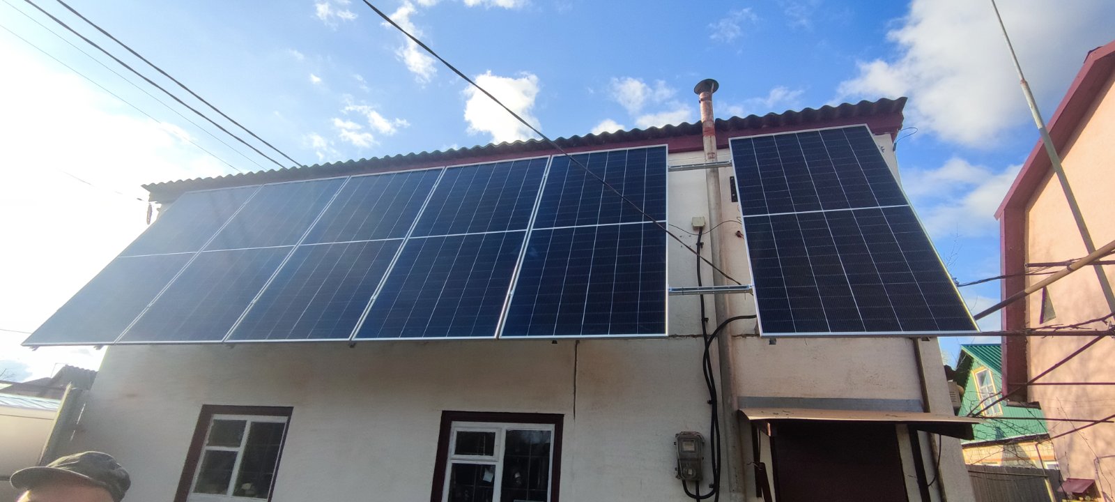 Сонячні панелі на фасаді будинку